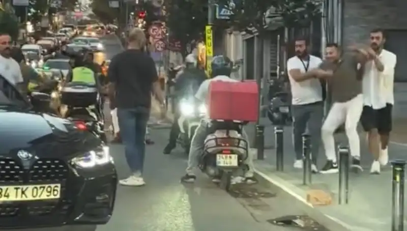 Nişantaşı'nda Yol Verme Kavgası: Kadına Sopa ile Saldırı Anları Kamerada