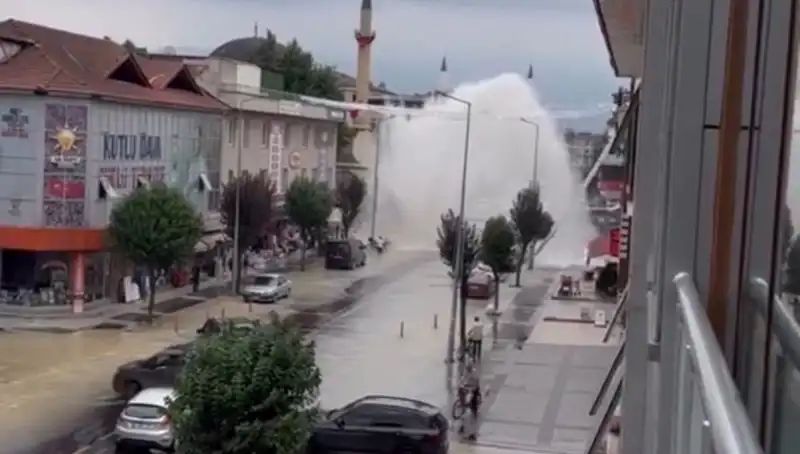 İçme Suyu Hattı Patladı: Şehirde Su Fışkırması Panik Yaratıyor