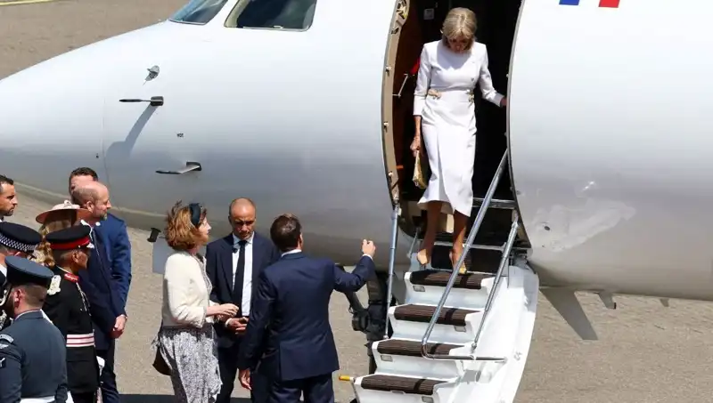 Macron Çifti Arasında Yeni Bir Kriz: Eşi Elden Geçirdi