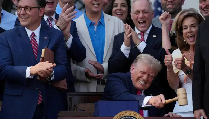 Trump, Ekonomiyi Canlandıracak Büyük Yasa Tasarısını İmzaladı