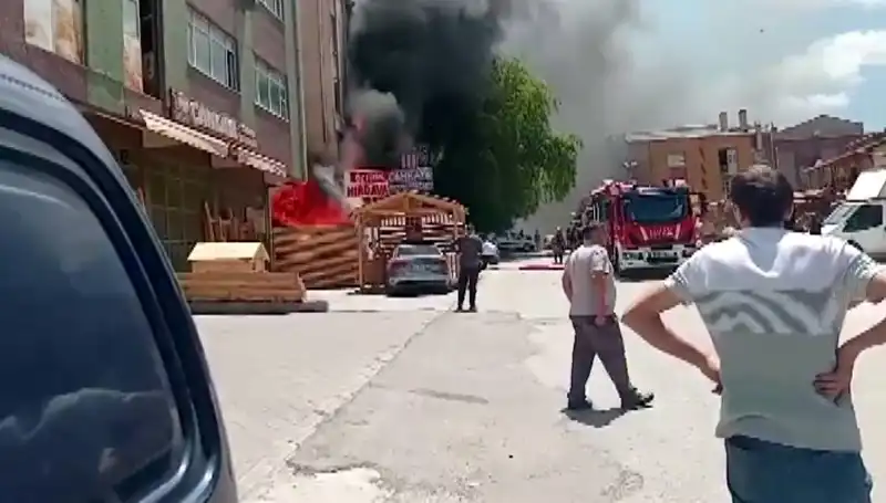 Ankara'da İş Yerlerinde Büyük Yangın: Alevler Kontrol Altına Alındı