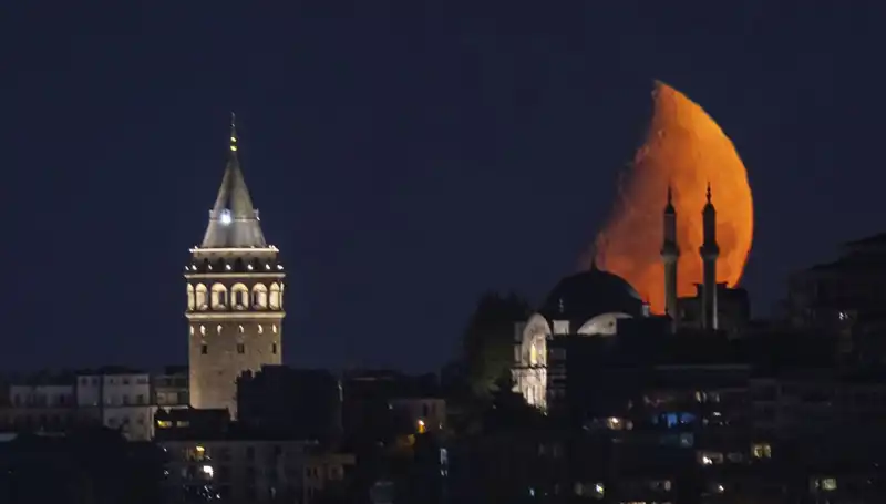 İstanbul'da Yarım Ay Görsel Şölene Dönüştü: Beklenmedik Güzellik