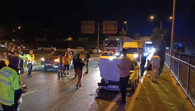 Otoyolda Gerçekleşen Geri Dönüş Kazasında Feci Kaza: İki Çocuk Yaralı