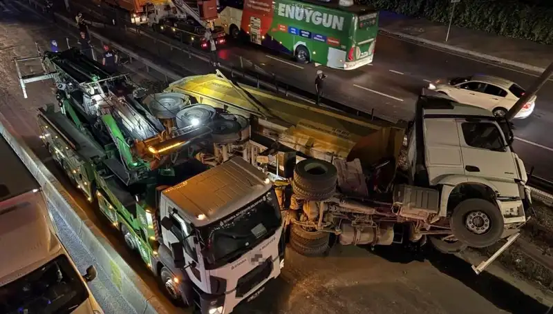 Moloz Yüklü Hafriyat Kamyonu Devrildi: Olayın Tüm Ayrıntıları