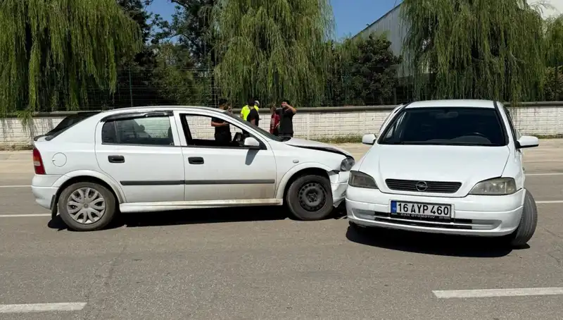 İki Otomobil Çarpıştı: Kaza Yerinde İki Yaralı