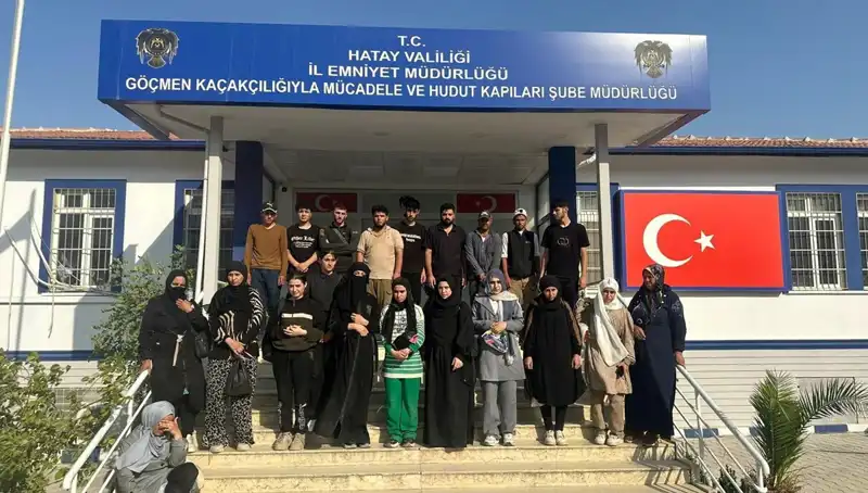 Türkiye’de Minibüs İçinde 24 Göçmen Yakalandı: İlgili Kurumlar Harekete Geçti