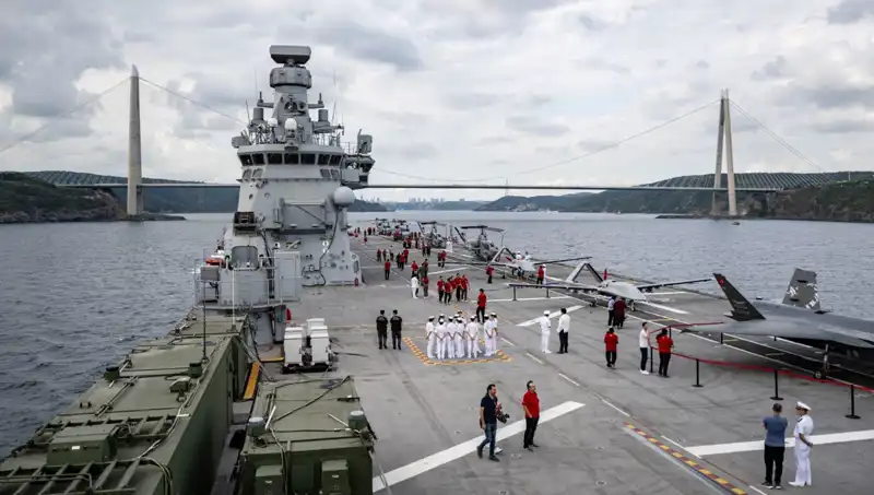TCG Anadolu, Sarayburnu'ndan Ayrılarak Denizle Buluştu