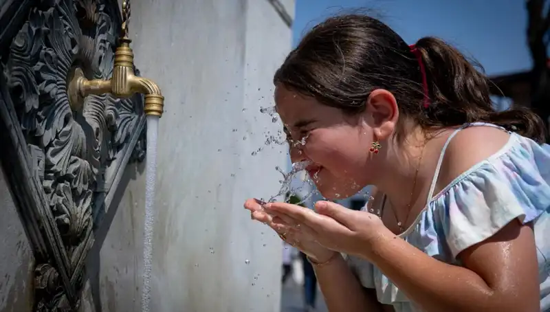 Türkiye'nin 16 Şehrinde Sıcaklık Rekorları Kırılıyor, 40 Dereceyi Aşan Yerler