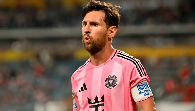 Messi, Küçük Bir Sürprizle Başladı: Son Dakika Şutu Direkten Döndü!