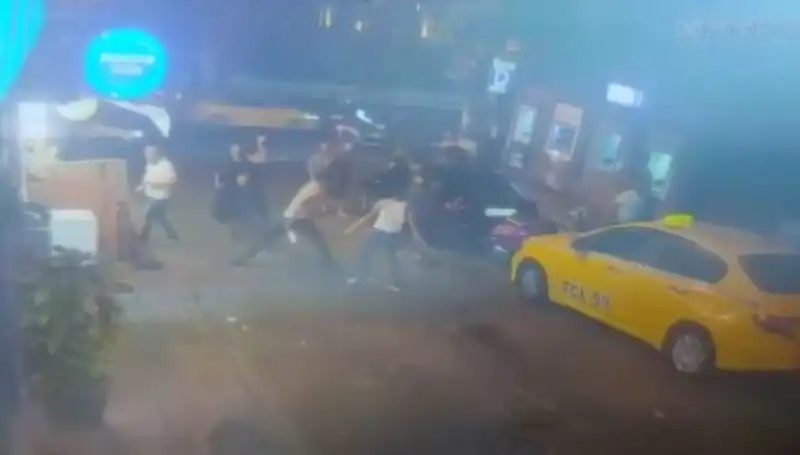 Beyoğlu'nda Şok Olay: Laf Atma Kavgasında Kan Aktı
