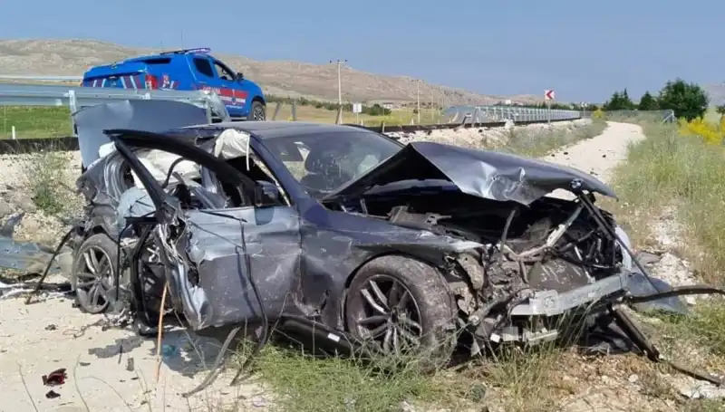 Sivas'ta İki Ayrı Kaza: 9 Kişi Yaralandı, Seyir Halindeki Araçlar Çarpıştı