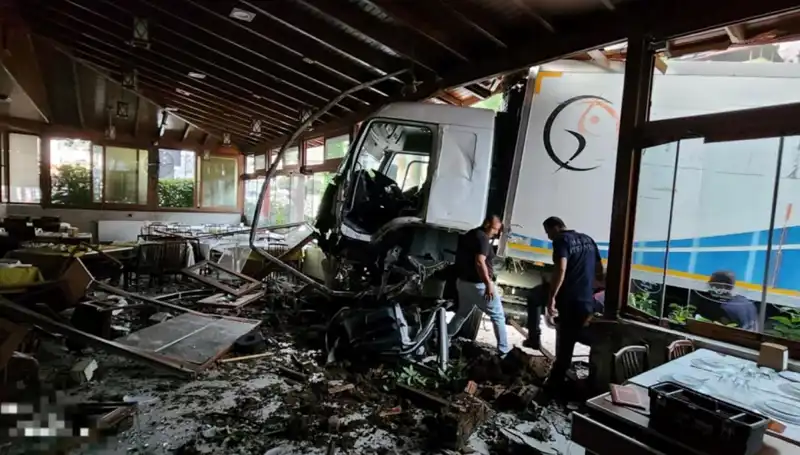 Freni Boşalan Kamyon Restorana Daldı: O Anlar Kamerada