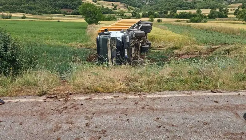 Tokat'ta Devrilen Kamyonun Şoförü Hayatını Kaybetti: Feci Kaza Neden Oldu?