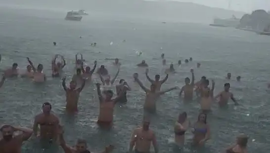 İstanbul Bebek'te Yağmura Rağmen Denize Giren Kalabalık Halkası!