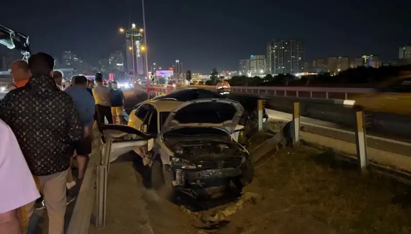 İki Araç Yol Ayrımında Boşluğa Düşünce Kaza Oldu: Korku Dolu Anlar