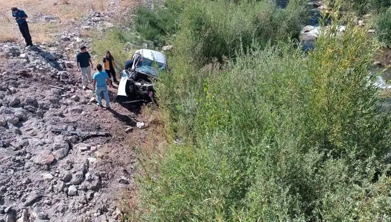 Sivas'ta Korkunç Kaza: Otomobil Dere Yatağına Uçtu, İki Hayat Kayıp