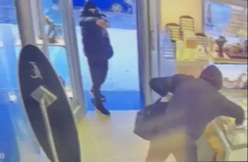 Ümraniye'de Maskeli Soygun Girişimi: 5 Kişi Silahlı Saldırıda Bulundu
