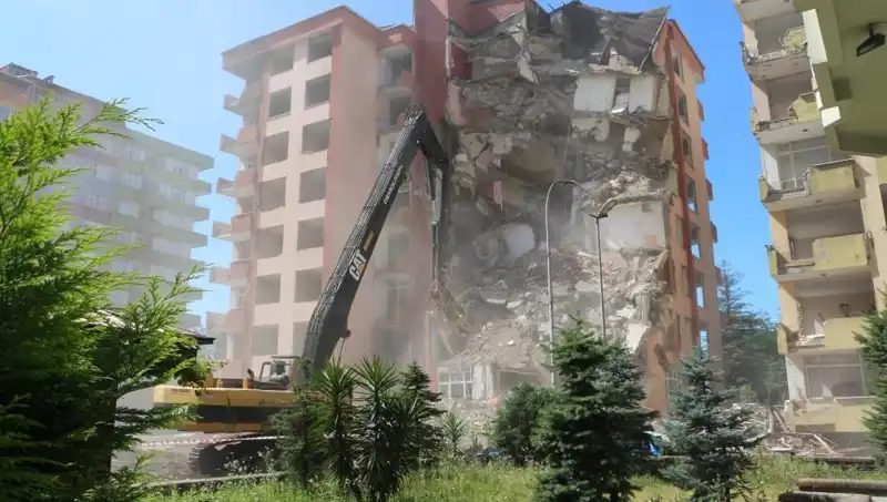 **İki Bina Yıkıldı: Deprem Yerine Dalgalar Sebep Oldu!**