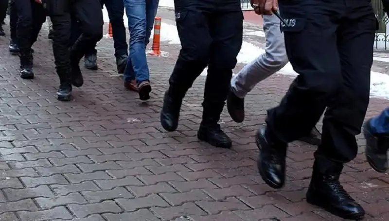 Antalya'da Silah Kaçakçılarına Geniş Kapsamlı Operasyon: 12 Gözaltı!