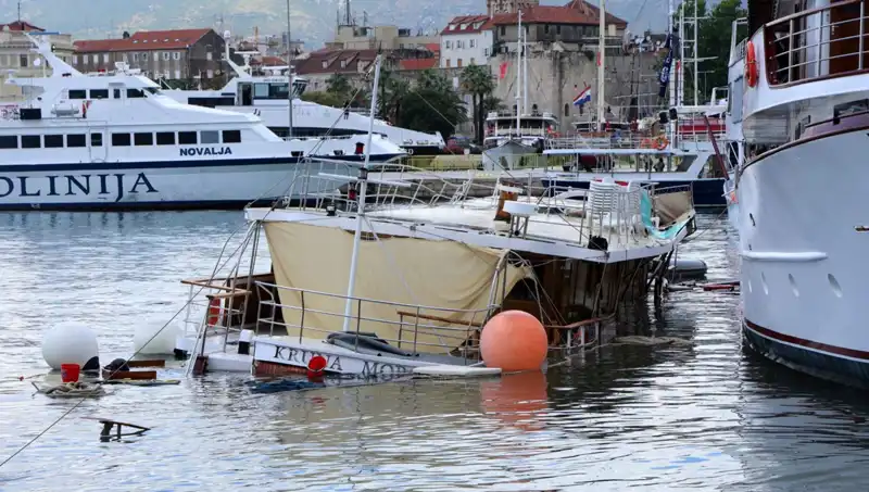 Hırvatistan'da Şiddetli Yağış ve Fırtına, Feribot Gemi Çarpışmasıyla Korku Dolu Anlar Yaşattı