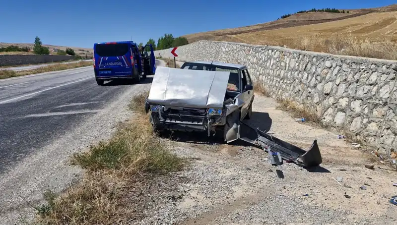 Kontrolden Çıkan Araç Duvara Çarptı: İki Yaralı, Sıkı Güvenlik Önlemleri İstendi