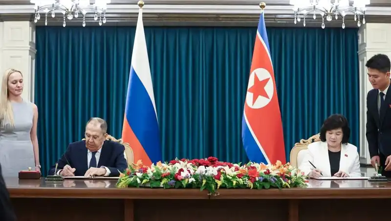 Rusya ve Kuzey Kore'nin Stratejik Görüşmesi: Lavrov'un Açıklamaları Dikkat Çekti