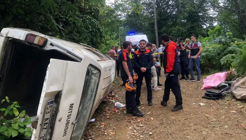 Rize'de Minibüs Faciası: Yamaçtan Yuvarlanan Araçta İki Can Kaybı